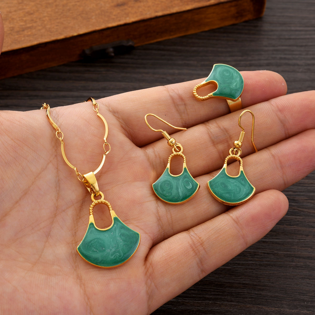 Mode PNG goudkleurige sieraden - Men Accessories India recensie en prijs