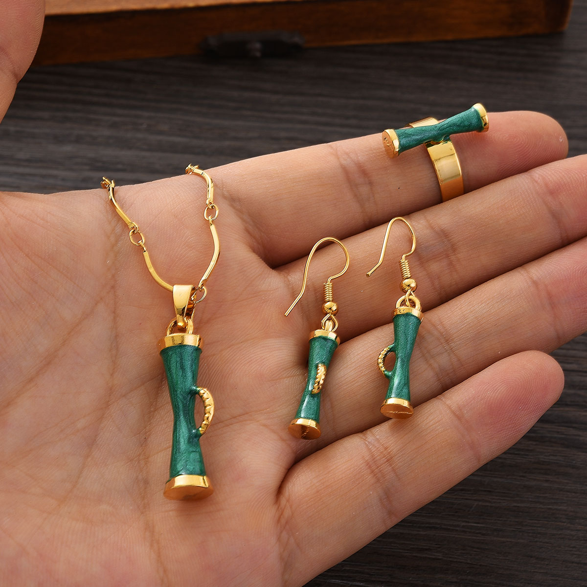 Mode PNG goudkleurige sieraden - Men Accessories India recensie en prijs